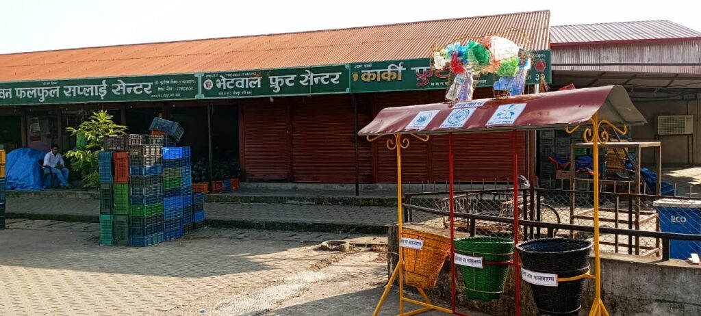 Sorting bins and plastic-awareness sculptures for the Bharatpur Sabji Mandi - 3